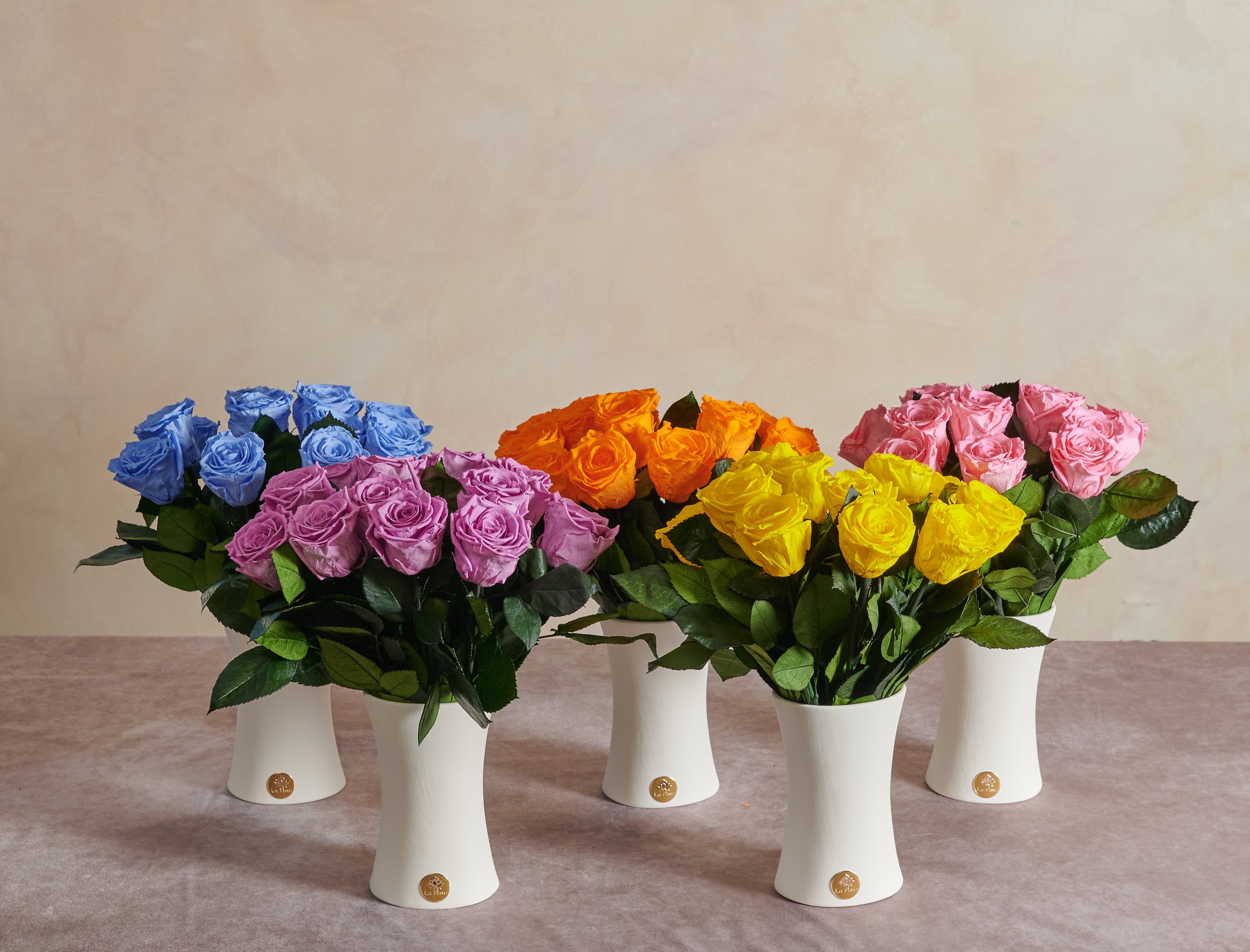 Lot de 2 vases H 22 cm en rotin osier roseau du Laos motifs roses Lot de 2 vases H 22 cm en rotin osier roseau du Laos motifs roses
