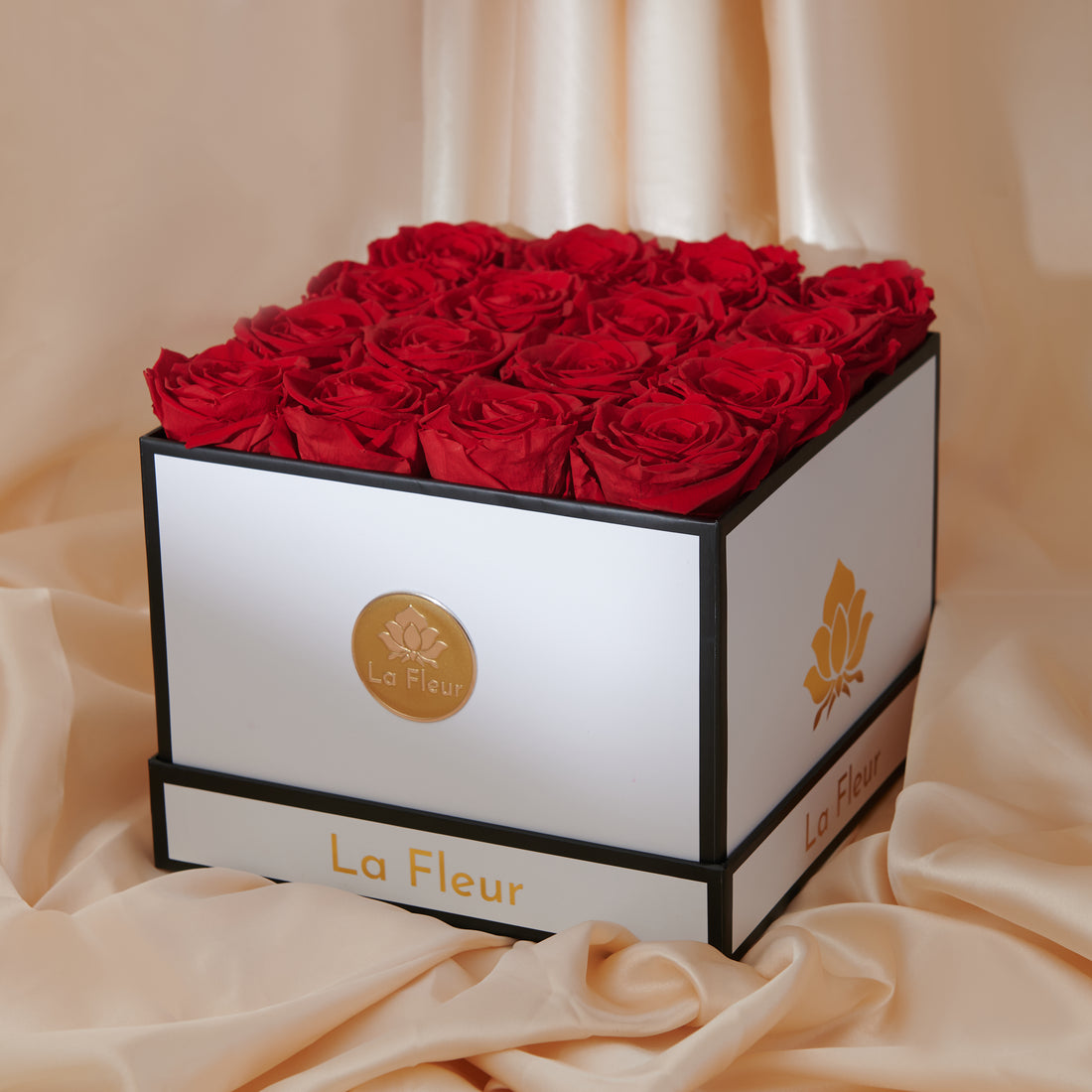Petite Square by La Fleur Lifetime Flowers